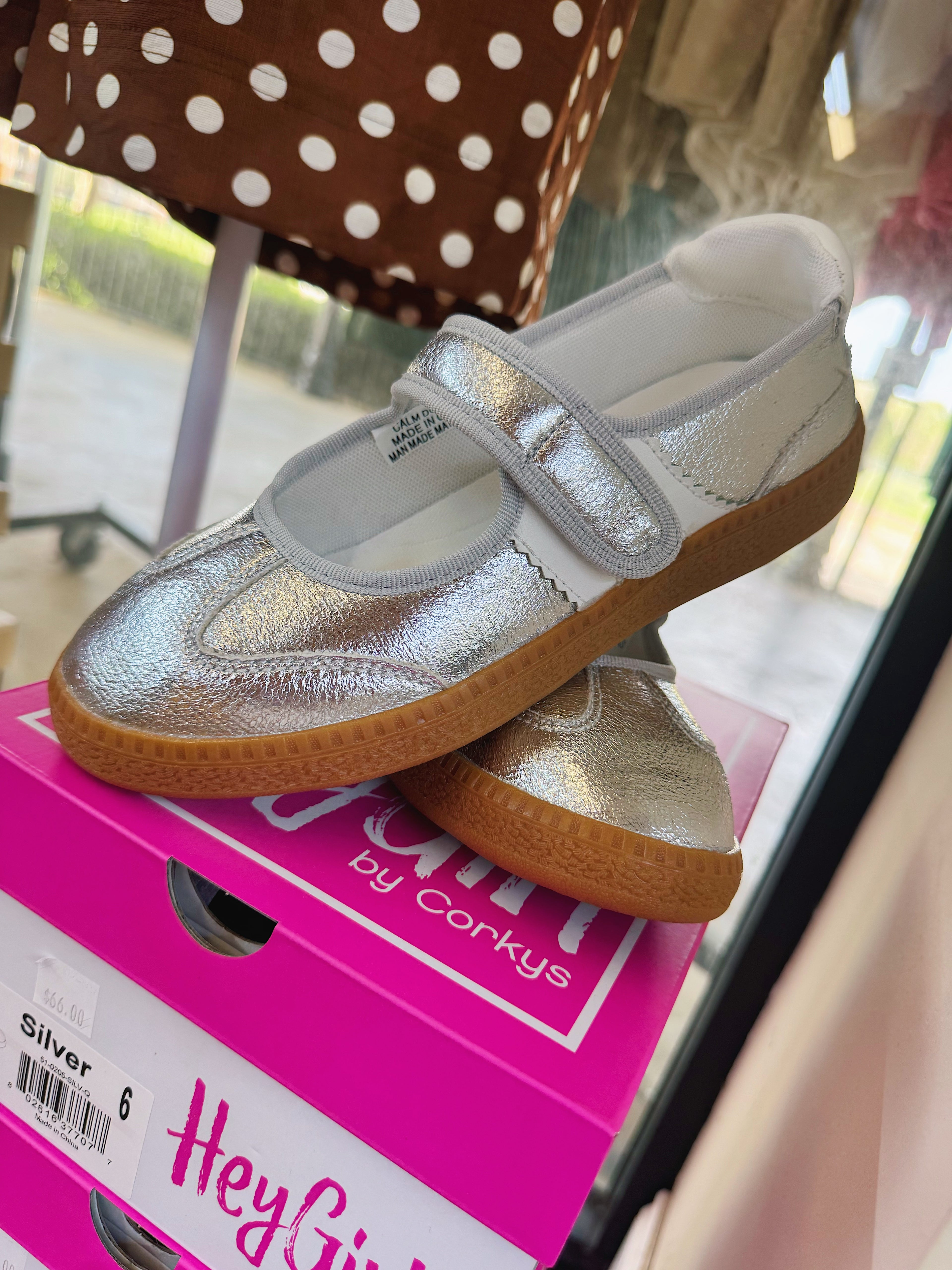 Clam down! Sneakers in silver