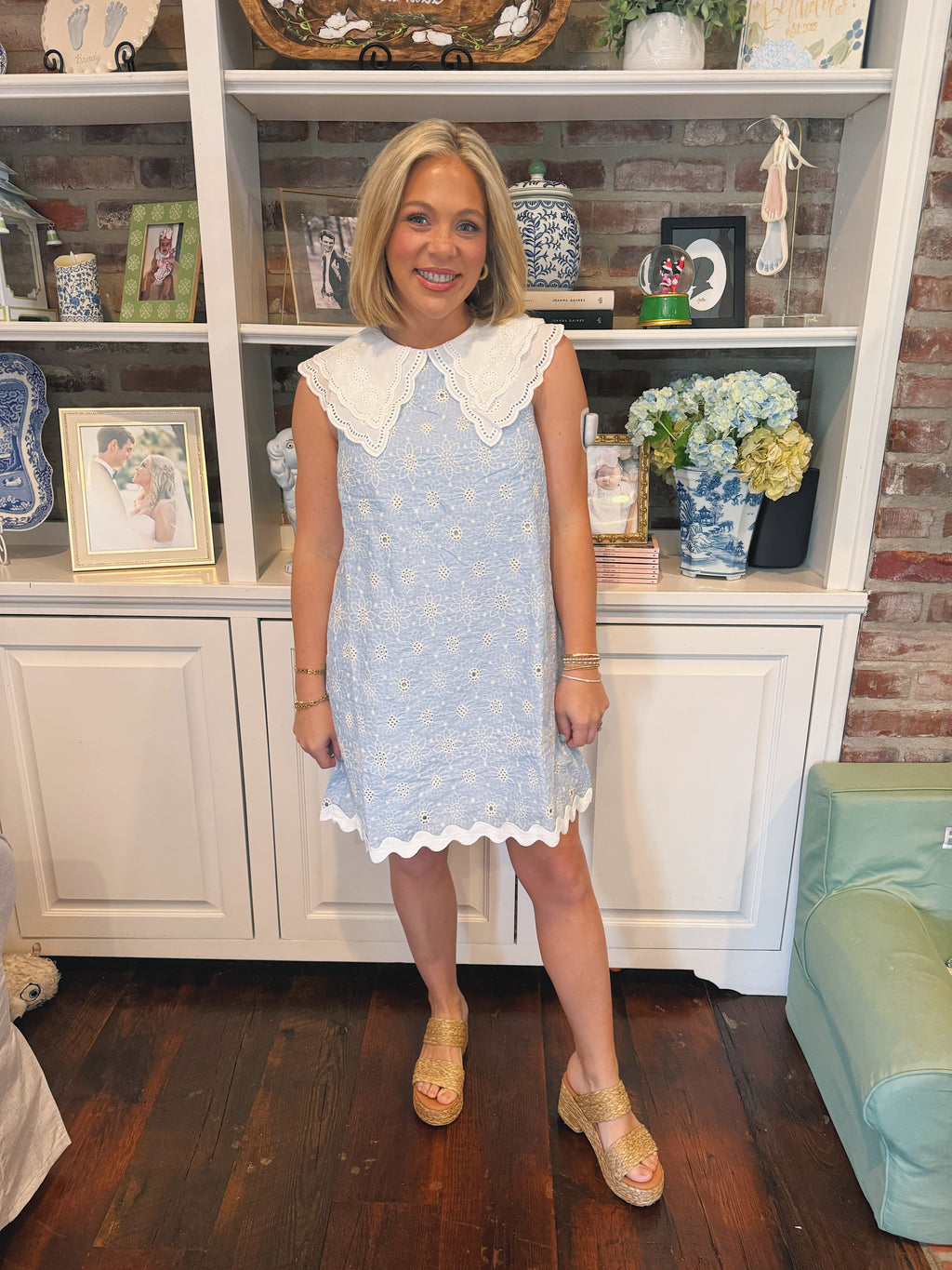 Lovely mini dress with lace collar
