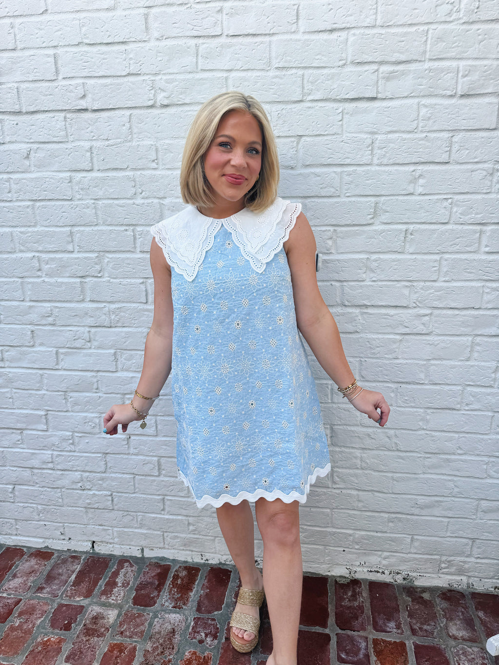 Lovely mini dress with lace collar